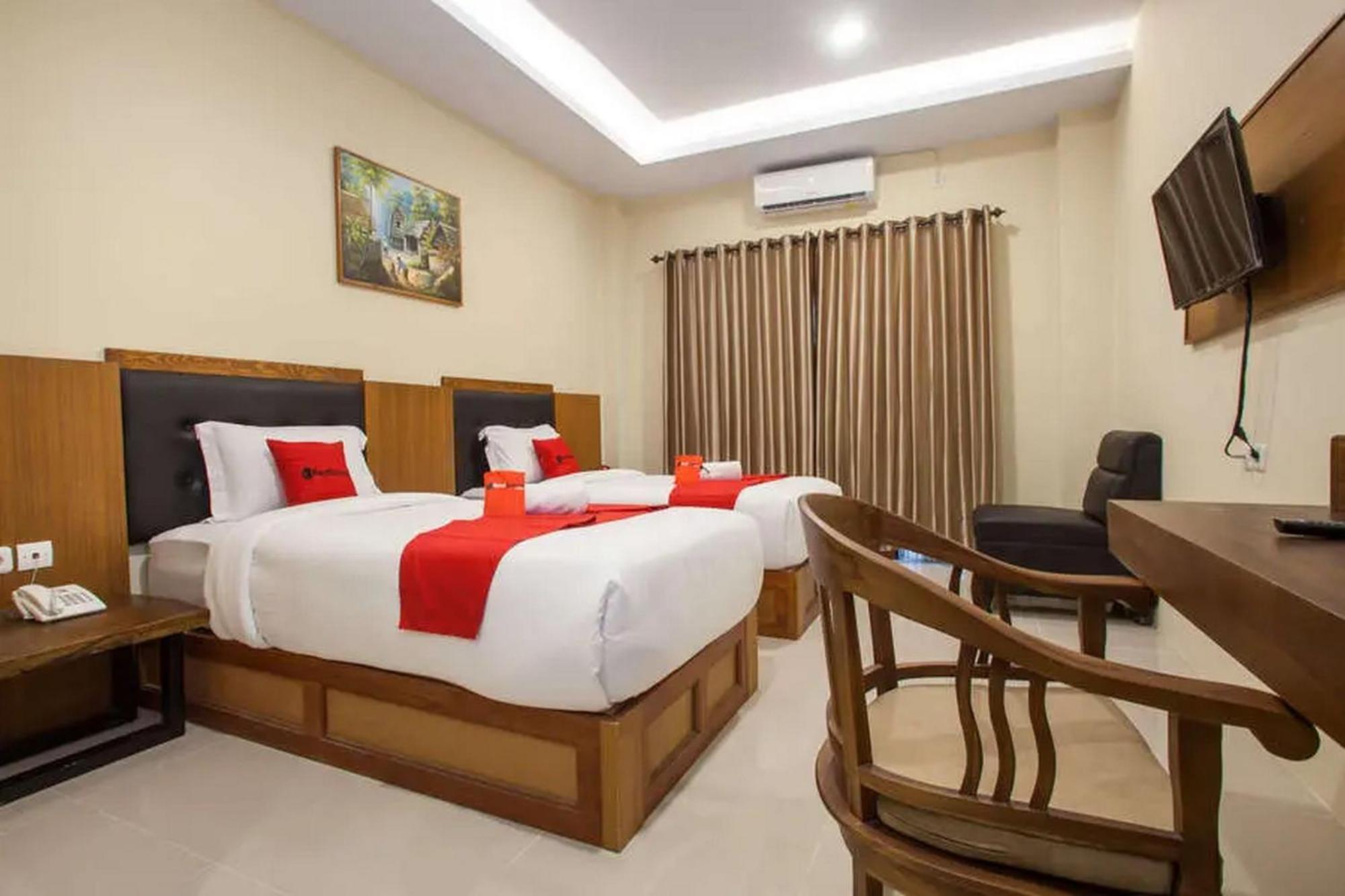 Hotel Reddoorz Premium @ Jalan Cengkeh Malang Extérieur photo