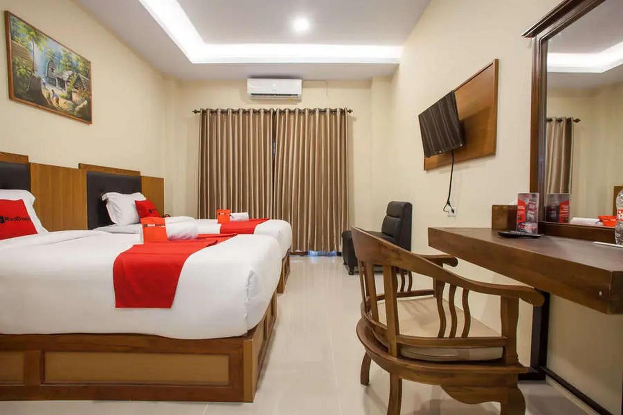 Hotel Reddoorz Premium @ Jalan Cengkeh Malang Extérieur photo